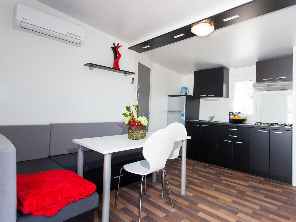 Camping Adria Mobile Homes In Camping Kastanija Novigrad Istria Kamer foto
