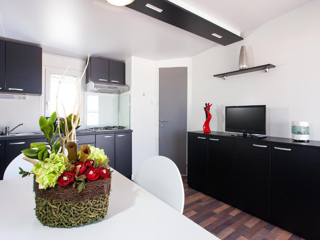 Camping Adria Mobile Homes In Camping Kastanija Novigrad Istria Kamer foto