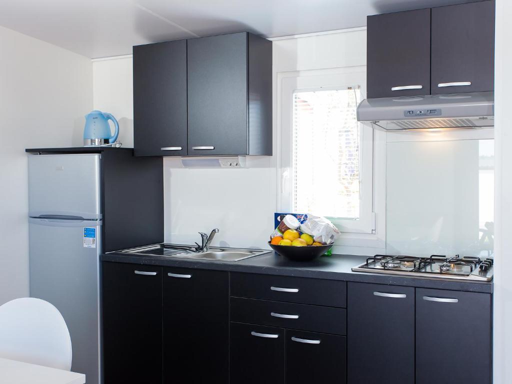 Camping Adria Mobile Homes In Camping Kastanija Novigrad Istria Kamer foto