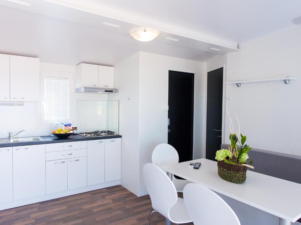 Camping Adria Mobile Homes In Camping Kastanija Novigrad Istria Kamer foto