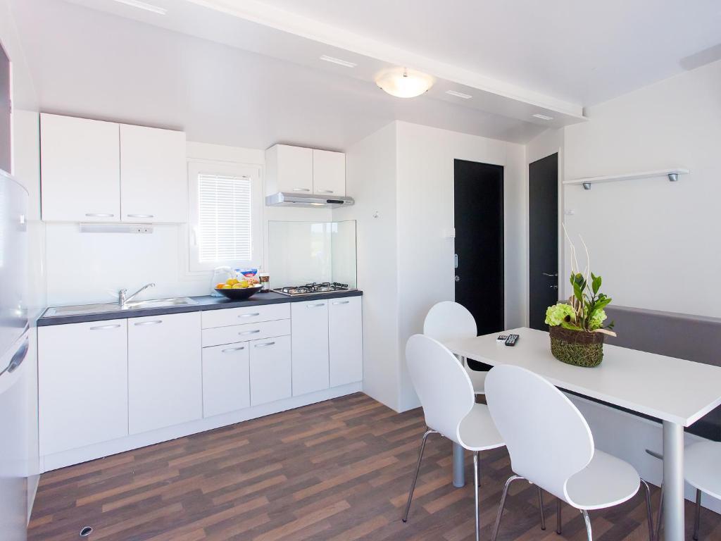 Camping Adria Mobile Homes In Camping Kastanija Novigrad Istria Kamer foto