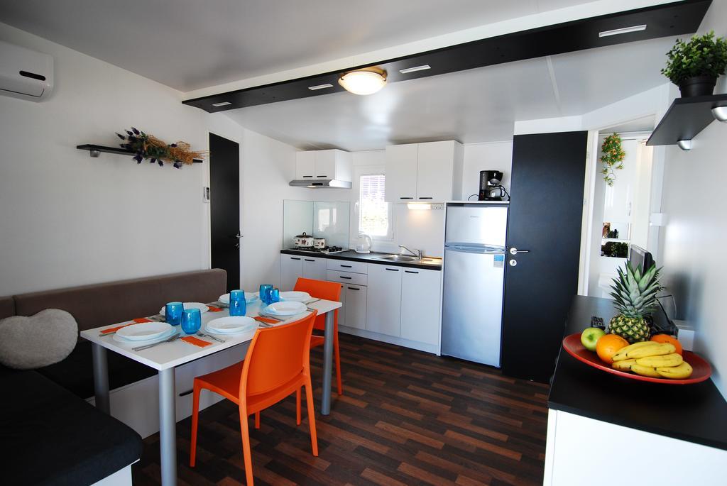 Camping Adria Mobile Homes In Camping Kastanija Novigrad Istria Buitenkant foto