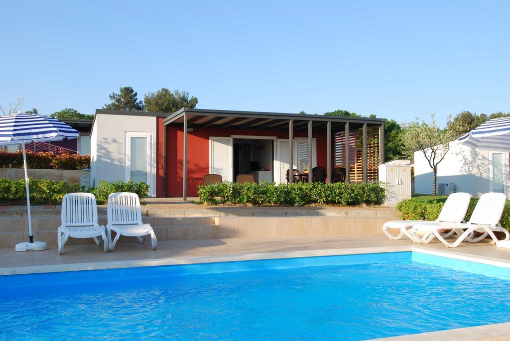 Camping Adria Mobile Homes In Camping Kastanija Novigrad Istria Buitenkant foto