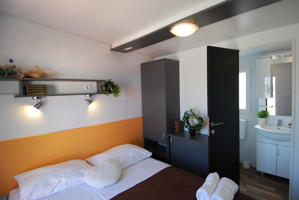Camping Adria Mobile Homes In Camping Kastanija Novigrad Istria Buitenkant foto