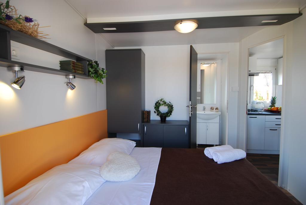 Camping Adria Mobile Homes In Camping Kastanija Novigrad Istria Buitenkant foto