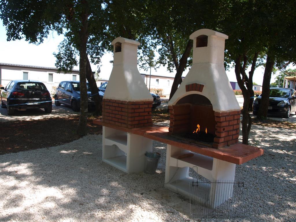 Camping Adria Mobile Homes In Camping Kastanija Novigrad Istria Buitenkant foto