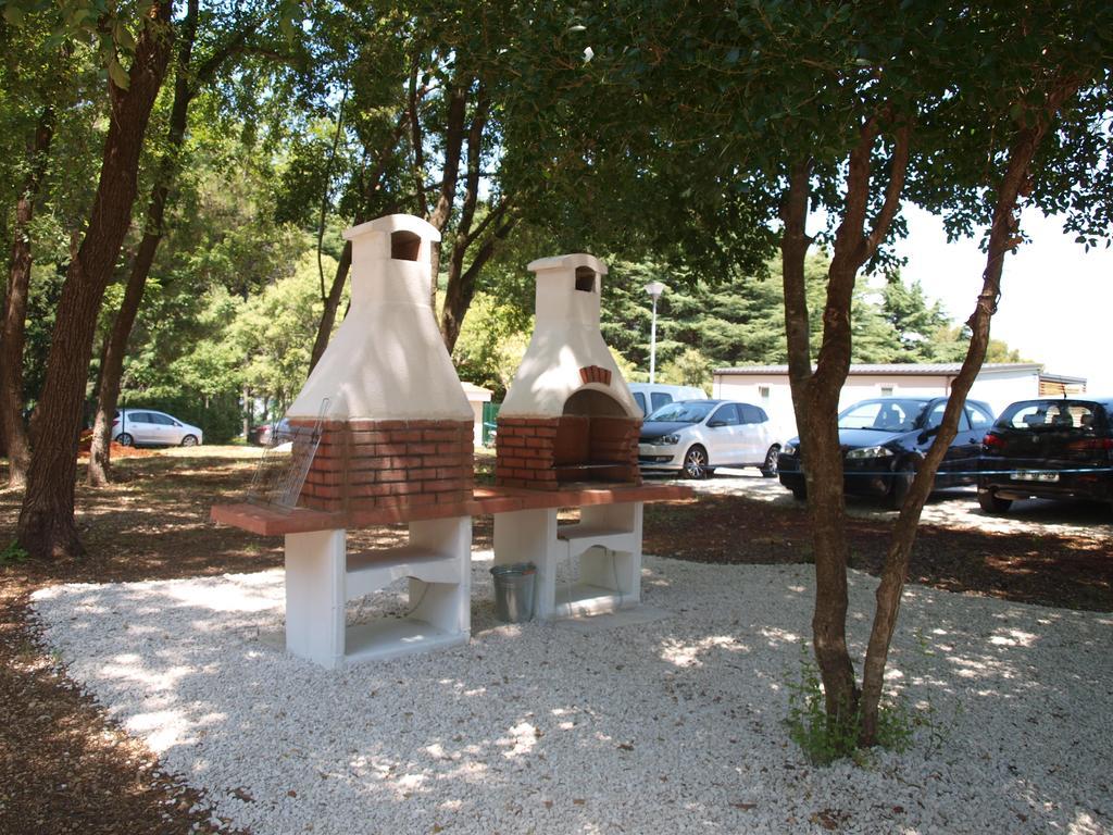 Camping Adria Mobile Homes In Camping Kastanija Novigrad Istria Buitenkant foto