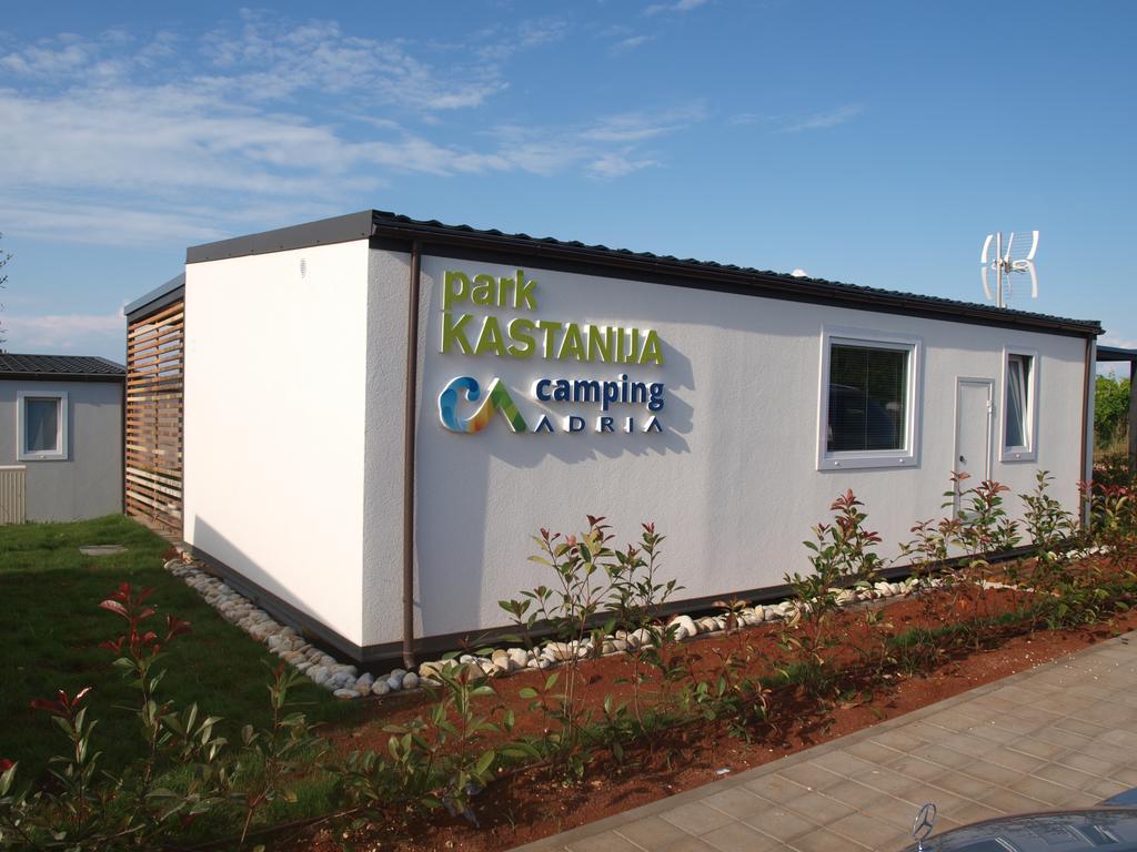 Camping Adria Mobile Homes In Camping Kastanija Novigrad Istria Buitenkant foto