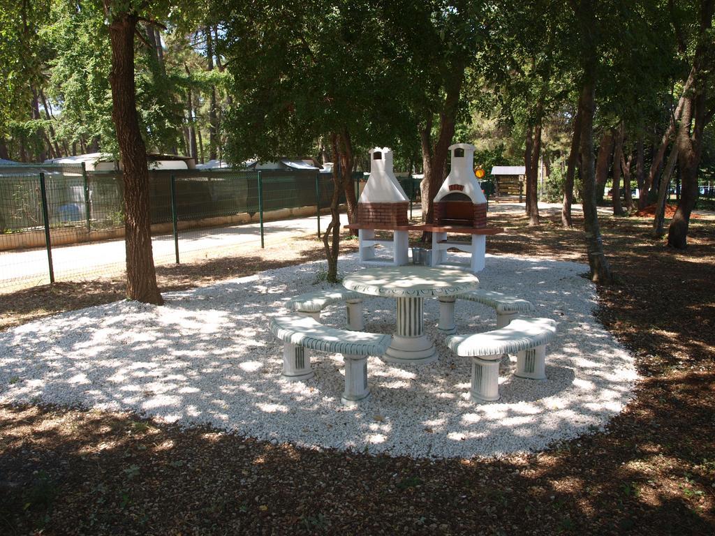 Camping Adria Mobile Homes In Camping Kastanija Novigrad Istria Buitenkant foto