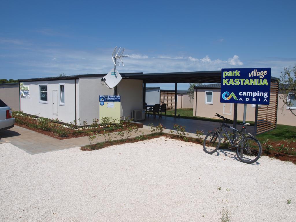 Camping Adria Mobile Homes In Camping Kastanija Novigrad Istria Buitenkant foto