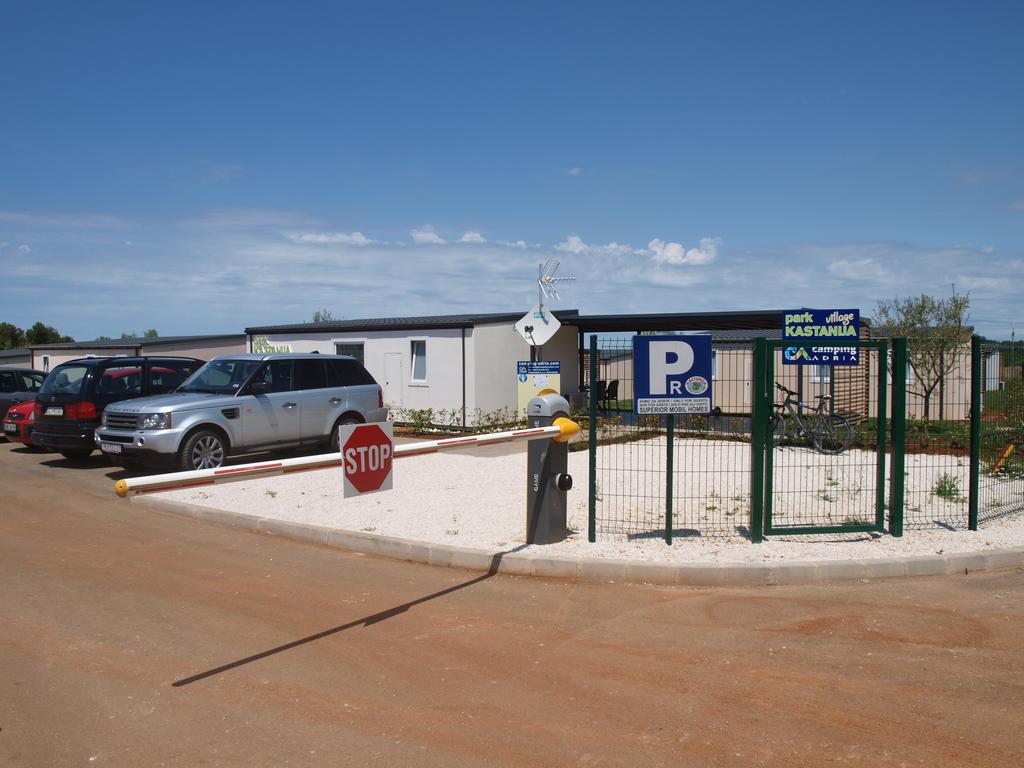 Camping Adria Mobile Homes In Camping Kastanija Novigrad Istria Buitenkant foto