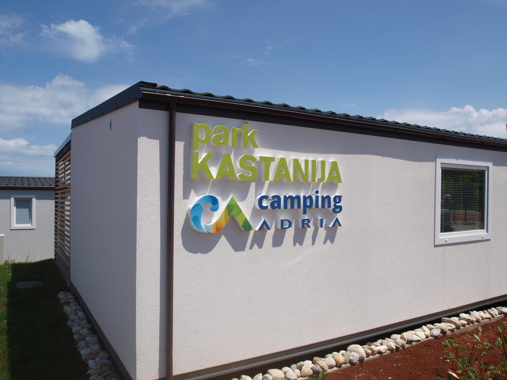 Camping Adria Mobile Homes In Camping Kastanija Novigrad Istria Buitenkant foto