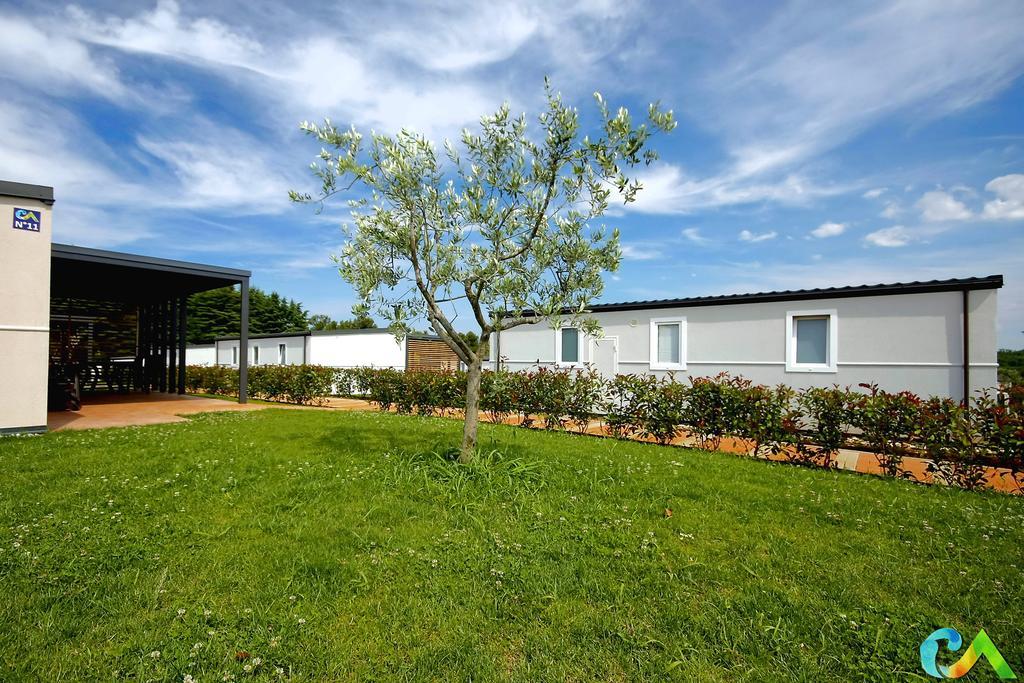 Camping Adria Mobile Homes In Camping Kastanija Novigrad Istria Buitenkant foto